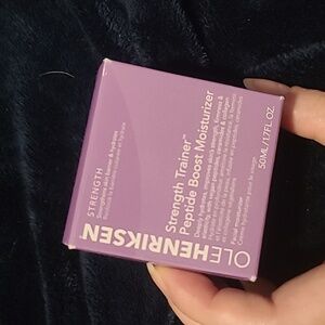 Ole henriksen strength trainer peptide boost moisturizer